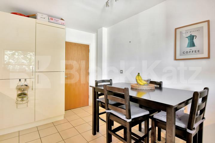 			Stunning Two Bedroom Property With roof Terrace !, 2 Bedroom, 1 bath, 1 reception Flat			 Womersley Road, Crouch End